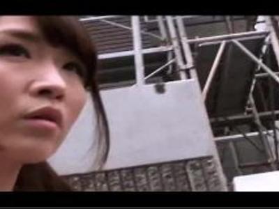 《人妻×熟女》普通の奥様が旦那以外の男の手マンで興奮絶頂して大量エロ汁噴射！発情しちゃうビデオ