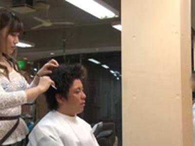 【痴女×企画】欲求不満なセクシーな美容師が男性客を誘惑！ギンギン立ちしたチンポをパクリ！抜けすぎ注意なエロ動画