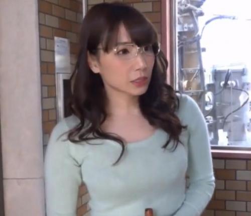 【人妻熟女】セレブで高飛車な奥様がバイブでオナニーしていたので背後から襲って中出しセックスを決める！
