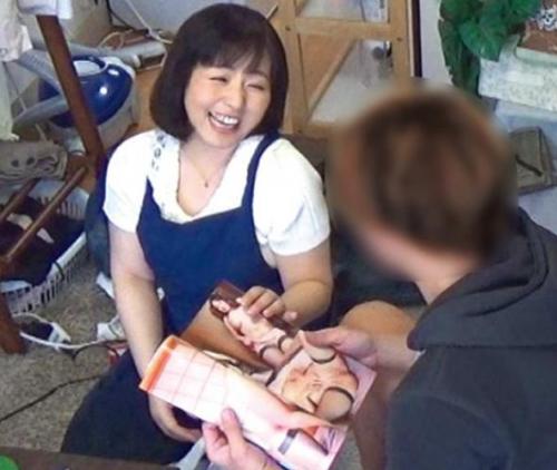 【人妻熟女】五十路の奥様に家事代行を依頼　次いでにセックスも依頼してぽっちゃりボディを生ハメで味わいましたｗやっぱり熟女はいい！！