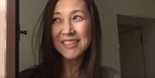 【ヘンリー塚本】隣人男性にハマる不倫人妻　旦那出社したらすぐに男をセックスする奥様　