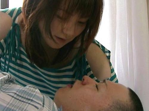 【ヘンリー塚本】豊満エロボディの人妻が絶倫息子の肉棒に溺れて生ハメセックスに耽る