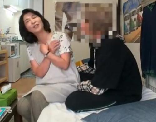 【熟女ナンパ】家政婦代行を依頼して来訪した六十路人妻　イケメンに口説かれて濃厚フェラする一部始終を盗撮！　