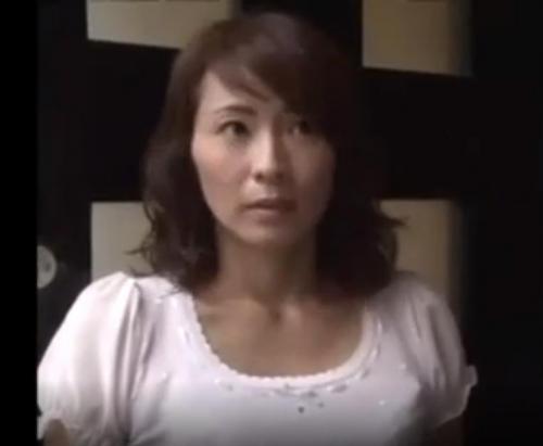 【人妻熟女】豊満エロボディの奥様が隣人男性と自宅で不倫セックス！