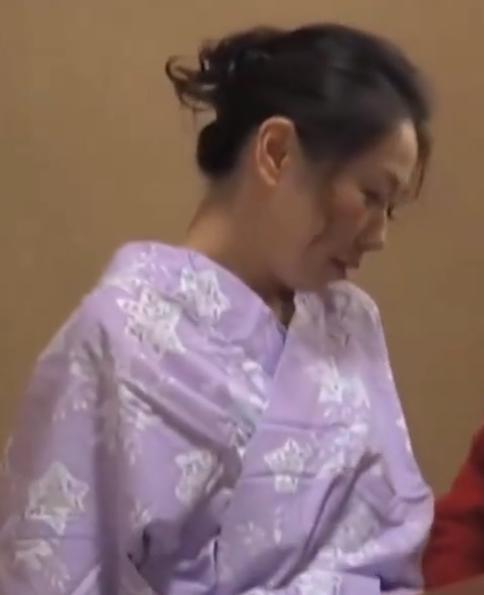 【人妻熟女】義母の色気に負けて息子を禁断の不倫性交をする！母の前に女という事を自覚する！