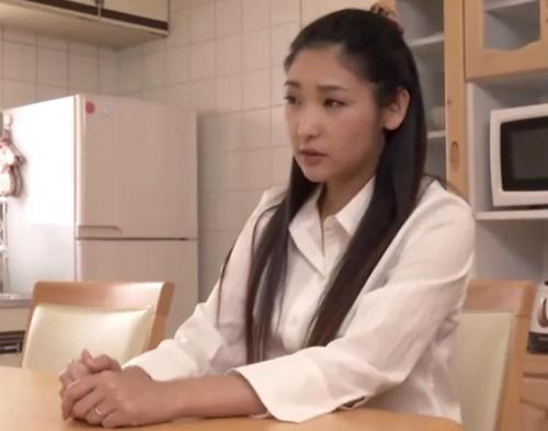 【FAプロ】妻と子供に逃げられた隣人に同情した人妻がレイプされる！借金取りに巻き込まれ強制乱交プレイまでさせられる