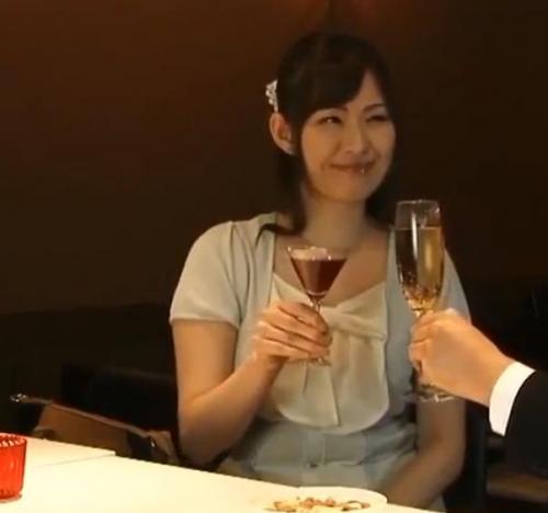 オイルエステにハマった人妻　豊満ボディをマッサージされるとアナルまで解禁して肉棒2本を２穴で受け入れて昇天する