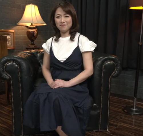 「余ってるお乳…たくさん飲んでくださいね」産後じゃなくても常に感度は爆上がり！子供大好き‘ビッグマミィ’母乳妻AVデビュー！！ 秋山しほり