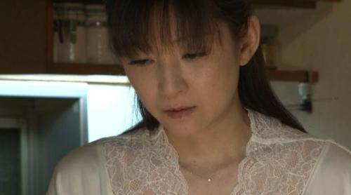 【人妻熟女】豊満エロボディの奥様が強姦に襲われて夫の目の前に生ハメレイプされてしまう