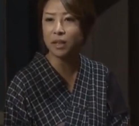 【ヘンリー塚本】豊満エロボディの義母に欲情した息子　生ハメSEXで母への愛を示す