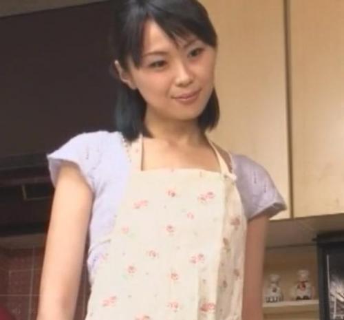 【人妻寝取られ】夫婦喧嘩した奥様が義父の慰めからレイプ！旦那に聞こえないように声を殺しながら肉棒を受け入れる！