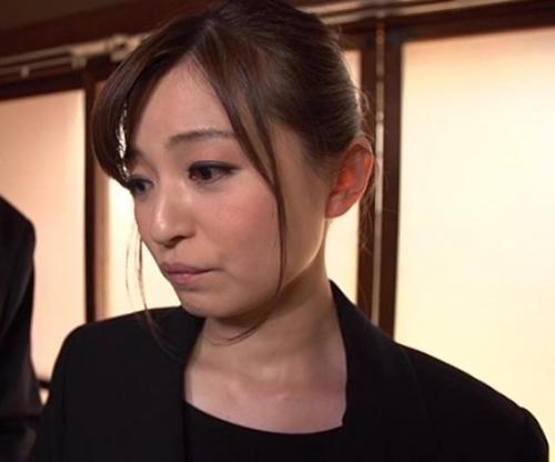 【人妻レイプ】亡くなった夫の弟に強姦される妻　辱めに濡れてしまう儚い未亡人の下半身極太がねじり込まれ声を殺して感じる