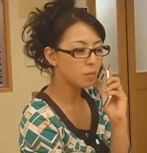 【人妻逆レイプ】義理の息子の筆おろしを強制実行！フェロモンムンムンボディに言われるがままチ〇ポを入れる！