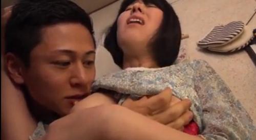 【母子相姦】豊満エロボディの母親がお見合に興味を示さない息子に性の手ほどき　すると発情しまくって生ハメセックスを求めまくる