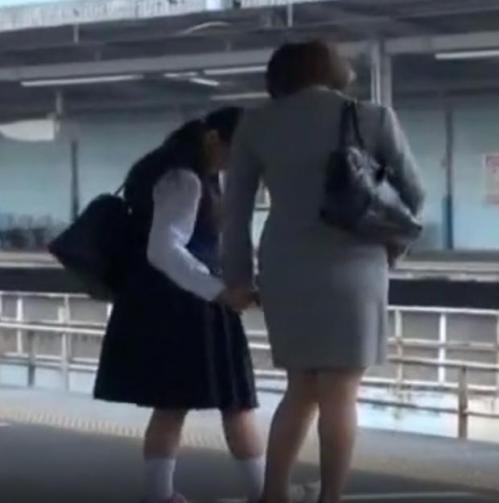 【母子丼】帰宅途中の親子で電車内で痴漢に遭う　凌辱されまくって生ハメセックスまで
