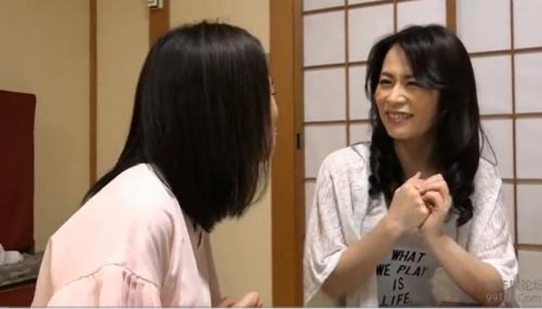 【熟女】旅行中に出会った叔母さん二人　お互いを愛撫してレズの世界を没入する二人