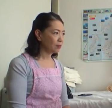 【おばさんレンタル】家事代行できた熟女に怒涛のピストンでおち〇ち〇をアソコへ挿入！たまらずに悲鳴に近い喘ぎ声をあげる！
