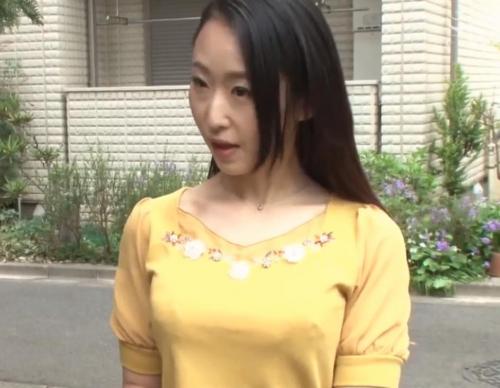 【巨乳熟女】友達の美人なお母さんのオナニーを見てしまい押し倒して中出しセックス！気持ち良過ぎてまたお願いして膣内射精性交する！