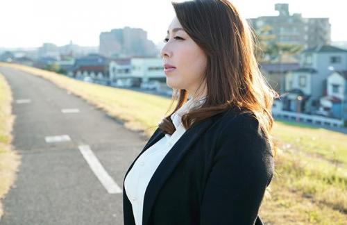 【風間ゆみ】豊満エロボディのおばさんが都会でAV嬢に！生ハメ中出しセックスを許してくれる