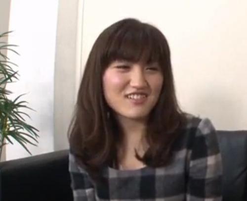 人妻にセンズリを見せたら欲求不満に火がついて肉棒を食べてしまい中出しセックスもしてしまう！