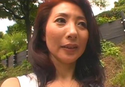 【熟女】50代の色気あるセレブ人妻　「初体験は主人です」と言うほど初心な奥様　もっと刺激的なセックスをしたくてハメ撮りに挑戦！