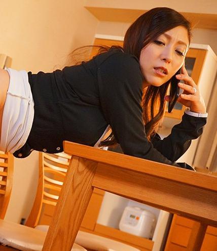 毎朝ボッキするチ○ポをフェラすして目覚まししてくれる中出しセックスが大好き淫乱な義母 白木優子