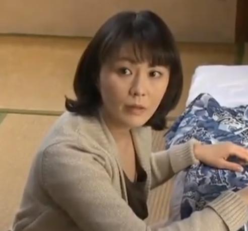 【円城ひとみ】夫以外の男性に抱かれたい人妻　娘婿と日中に自宅で情事にふける義母！