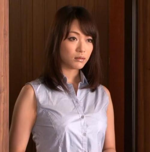出産をまもなく控えた妻の世話に嫁の妹が上京　ご無沙汰の夫の肉棒に気づきフェラと手コキで大人の癒しをする