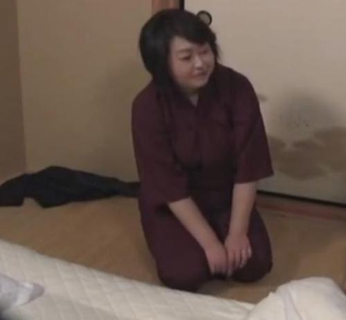 温泉宿で熟年中井さんを呼びつけてSEXする一部始終を盗撮しました！