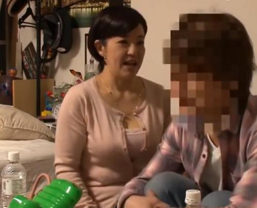 【隠し撮り】40代肉感あふれる奥様を部屋に誘ってイケメンの肉棒にメロメロになるほど性交する！