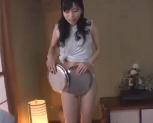 【人妻乱交】町内会で宴会芸を披露し男性たちと乱交パーティに　気持ち良過ぎて中出しセックス！