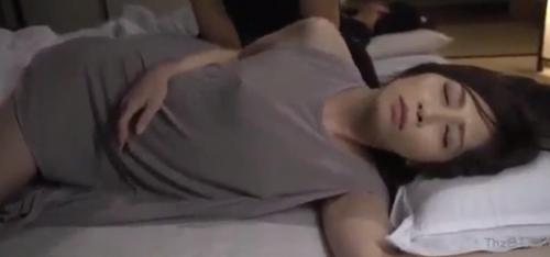 【人妻熟女】豊満エロボディの奥様の睡眠中に夜這いして夫が横にもいるのに生ハメレイプ！