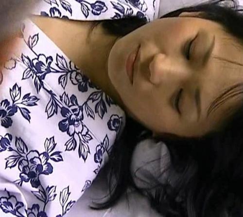 【人妻不倫】睡眠注射で動けない熟女を往診に来た医者である祖父にレイプされる！その現場を娘が目撃！