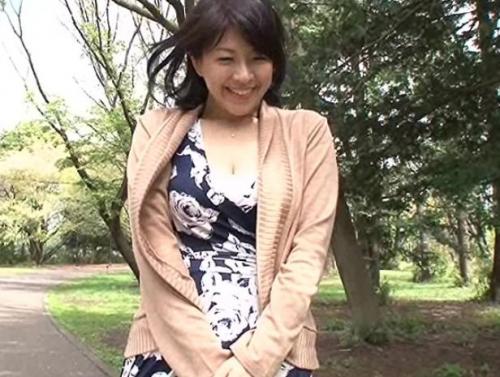 【人妻熟女】上品セレブな奥様がAV女優に　吸い尽くす肌に肉棒が責め立てるほど艶やかな声色で喘ぐ！笹山希