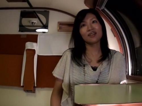 【寝台列車不倫旅行】車内でリモコンバイブで発情！隣に喘ぎ声が聞こえないようにパンティで口を塞がれてベッドの上で秘密のハメ撮り！