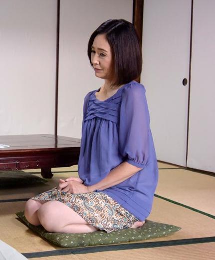 【人妻熟女】豊満エロボディの母親に彼女に振られて欲求不満の息子が欲情してしまい生ハメセックスしてしまう