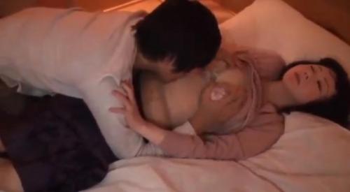 【母子相姦】息子を旅行に出かけた熟女人妻　愛する母を女性と見てしまい欲情し襲う　拒否するも愛する子供のために膣に肉棒を受け入れる