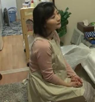 【おばさんレンタル】五十路熟女が若者のアパートで家事代行　膝枕依頼からおっぱいを触られて結局は生ハメセックスでハメ倒される！