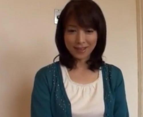 【人妻熟女】五十路奥様が欲求不満を解消するためにAV出演！イケメンの肉棒にアへ顏になりながら腰を振る！