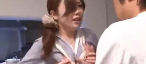 【人妻熟女】豊満エロボディの義母に欲情した息子　食後に襲い掛かり生ハメセックスを決めてしまう