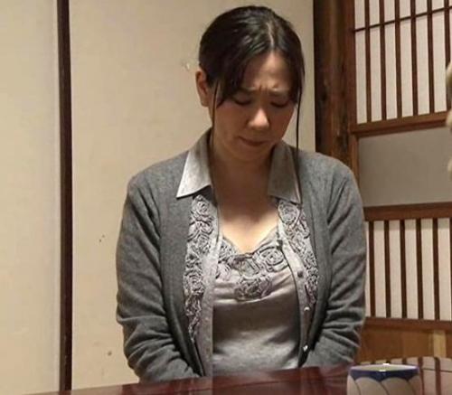 【ヘンリー塚本】豊満エロボディの人妻が夫の起こした交通事故で賠償放棄の代わりに身体を差し出して生ハメセックス