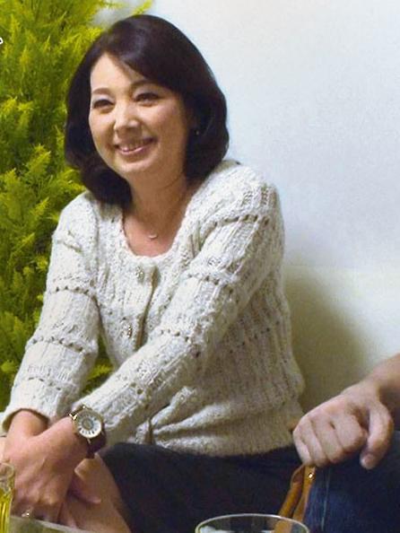 【人妻熟女】豊満エロボディ母親が賞金目当てに息子を昇天させるために大サービス