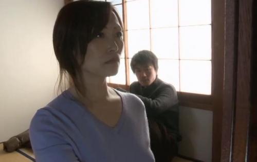 【ヘンリー塚本】交通刑務所から出所してきた母　欲求不満過ぎて息子の肉棒欲しさに誘惑してセックスを迫る熟女