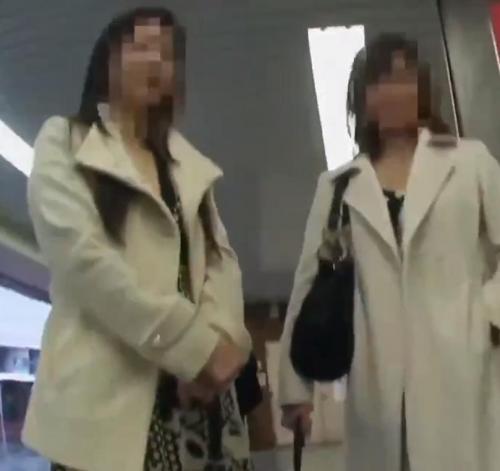 【奥様ナンパ】若妻二人を口説いてホテルでハメ撮り撮影を敢行！お互いの性交姿を見て興奮しながらハメられる