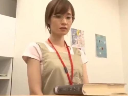 【人妻熟女】豊満エロボディの図書館司書の奥様が子供に性奴隷調教されて生ハメ中出しセックス