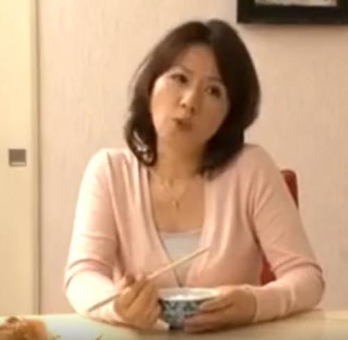 親戚の叔母さんは性欲絶倫で肉棒が大好き！自分の父のチンポを食べて次は僕のマラまで食べました！