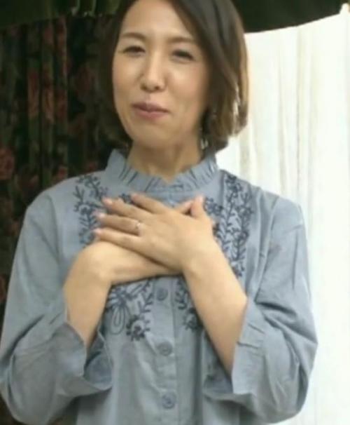 【五十路熟女】「まだ女でいたい」人妻がAV出演！「生理はないので中出しで」と要望に応えて巨根の肉棒で鬼ピストンで淫乱化する！