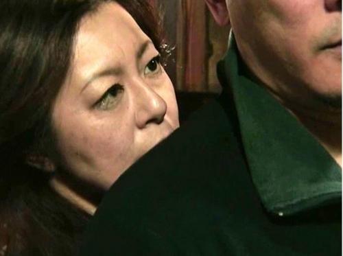 【ヘンリー塚本】豊満エロボディの義母に欲情した息子　デカマラを勃起させて生ハメセックス