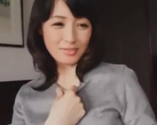 【人妻ナンパ】若い男の肉棒を見つめる目がイヤらしい 年齢を感じさせない素肌で愛撫のたびに感じる姿はエロ過ぎたｗ