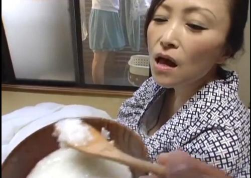 【人妻熟女】婿が風邪で寝込んだ義母を看病中に欲情　嫁が家事中に隣で中出しセックス！